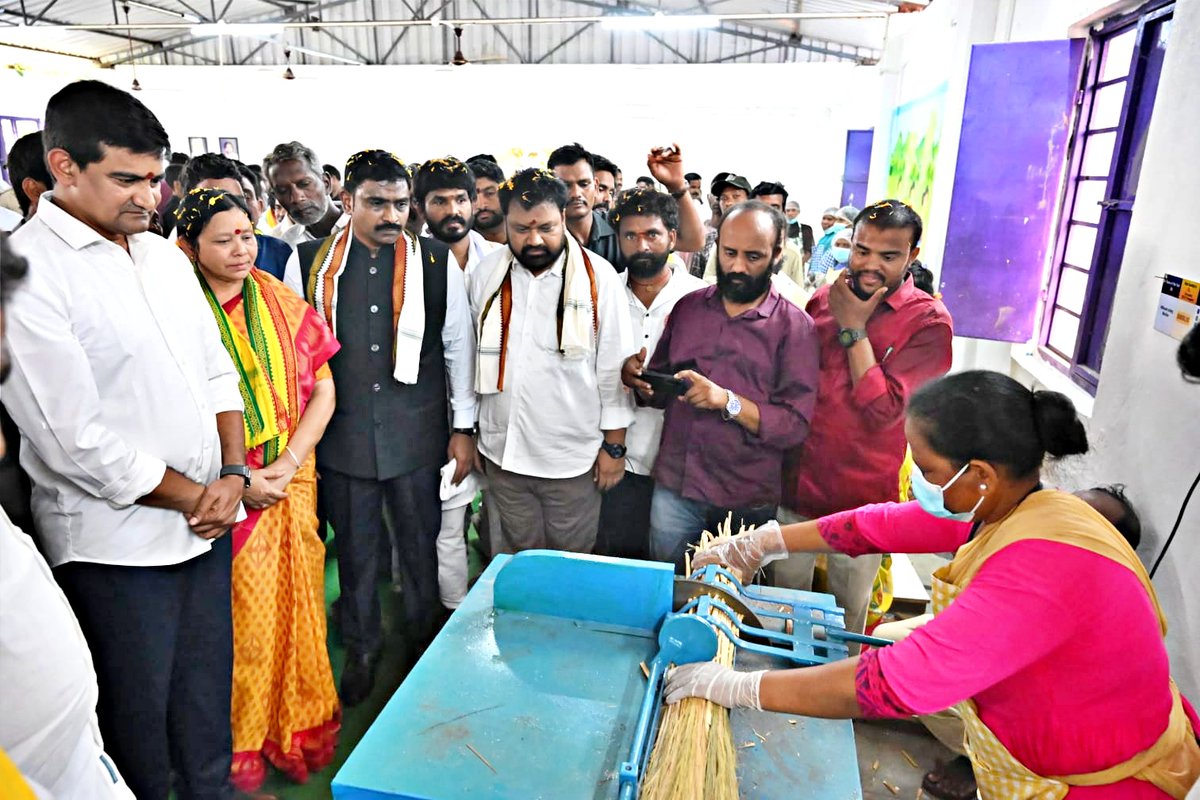 collectormanyam's tweet photo. 👩🌾 గిరిజన మహిళల ఆర్థిక సాధికారతే లక్ష్యం — సీతంపేటలో కొండచీపుర్ల ప్రాసెసింగ్ యూనిట్ ప్రారంభించిన మంత్రి శ్రీ కొండపల్లి శ్రీనివాసరావు గారు.
#TribalWomen #WomenEmpowerment #FPO #SwayamAP #TribalDevelopment #MSME #Seethampeta #SelfHelpGroups #RuralDevelopment
#Manyam https://t.co/lqjoFjpNfV