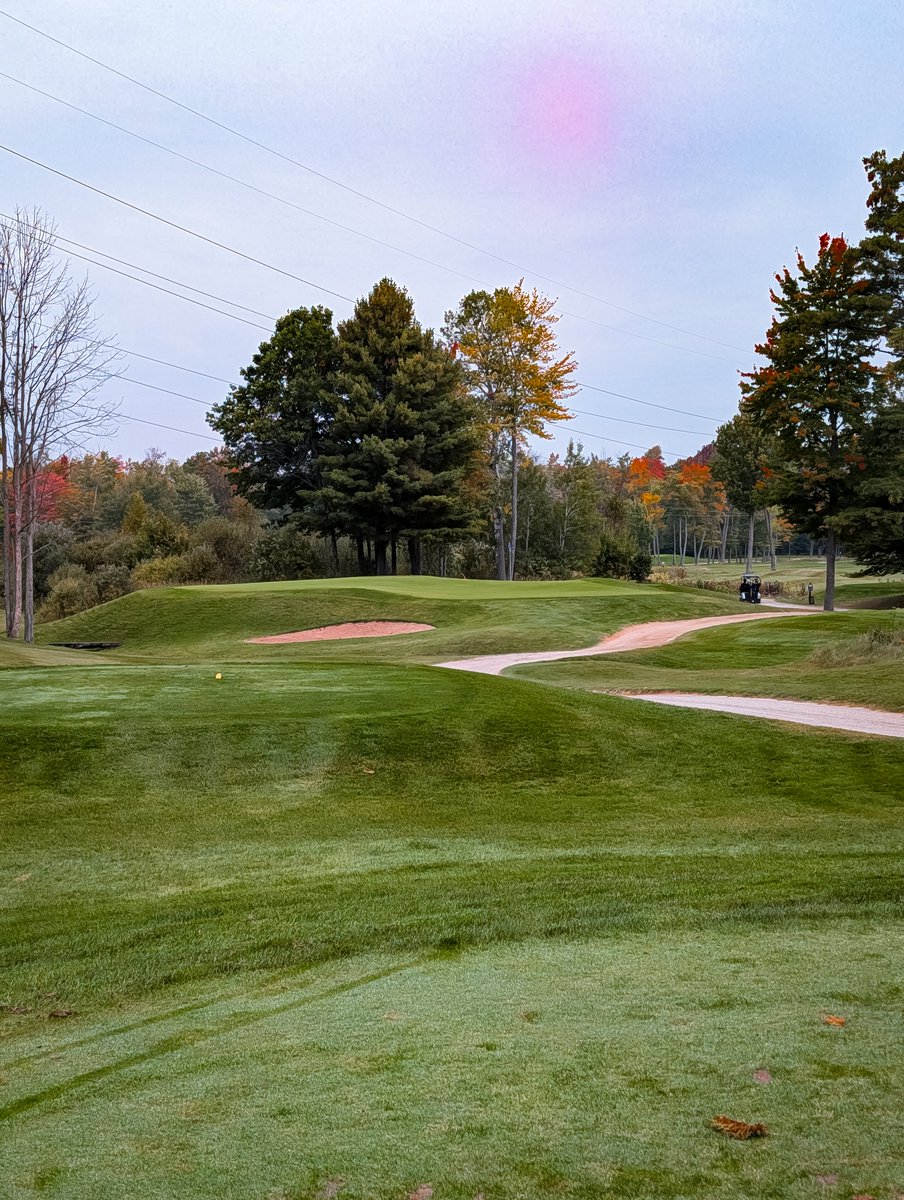 franksgolfing's tweet photo. One of Canada's great short holes is hidden at @lakestgeorge My first visit was a great one. And this little, menacing par-3 with its volcano style, heavily contoured green was worth it alone. I wish I took more photos of this beauty. https://t.co/NIh5hSq90Z