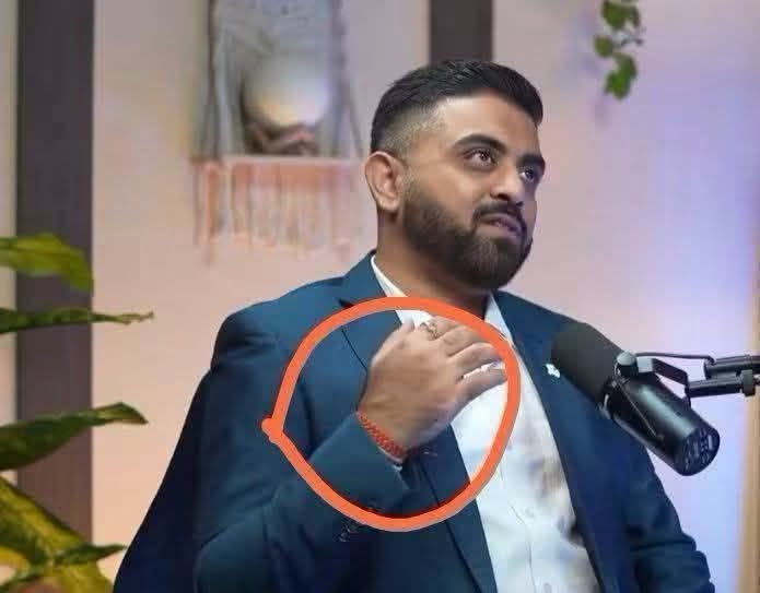 sumit1kalra's tweet photo. अब यह खबर मीडिया से गायब हो जाएगी। 😂

कल के हवाई जहाज कांड में जैसे ही नाम आया—“स्मिथ मच्छार”—पूरी सेक्युलर जमात खुशी से झूम उठी। लगा, अपना कौम वाला हीरो मिल गया।

लेकिन बाद में पता चला कि असली नाम स्मित मच्छार है और वह राजस्थानी-गुजराती नागर ब्राह्मण हैं। 😂

बस फिर क्या था?

मीडियाई बौद्धिक नक्सलियों ने खबर का रुख मोड़ दिया। भारतीय हिंदू पायलट की बहादुरी पर चर्चा करने के बजाय बाकी पाँच इज़राइलियों को हीरो बनाना शुरू कर दिया।

कांग्रेस और गांधी परिवार की चुप्पी भी समझ से परे है। एक भारतीय पायलट ने अपनी जान जोखिम में डालकर सैकड़ों यात्रियों की जान बचाई, लेकिन राहुल गांधी, अखिलेश यादव, तेजस्वी यादव और उद्धव ठाकरे के मुंह से बधाई के दो शब्द तक नहीं निकले।

क्यों?

क्योंकि बचाने वाला हिंदू भारतीय पायलट है?

और फिर ये लोग कहते हैं कि हिंदू इन्हें वोट क्यों नहीं देता!

दुनिया में कहीं भी जब किसी सुरक्षाकर्मी को पता चलता है कि सामने वाला हिंदू है, तो उसके मन में भरोसा पैदा होता है कि इससे उसे और उसके देशवासियों को कोई खतरा नहीं है।

कभी सोचिएगा...

“हिंदू” नाम का यह पहचान-पत्र आपको दुनिया में कितना सम्मान दिलाता है।

फिर समझ आएगा कि सनातनी होने की कीमत और अहमियत क्या है। ❣️