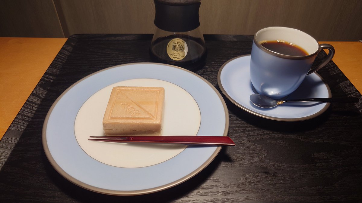 mem_no_koe's tweet photo. 中秋の甘味まつり、
満月から5日目、きょう。
太陽暦 #10月1日 「コーヒーの日」だから、ミルもドリッパーも変えて、
珈琲2杯分を久しぶりに淹れた。
長いこと淹れていなかったから加減を忘れてしまったのだけれど。
#家喫茶
#日々欠片 https://t.co/pryxZpgNdq