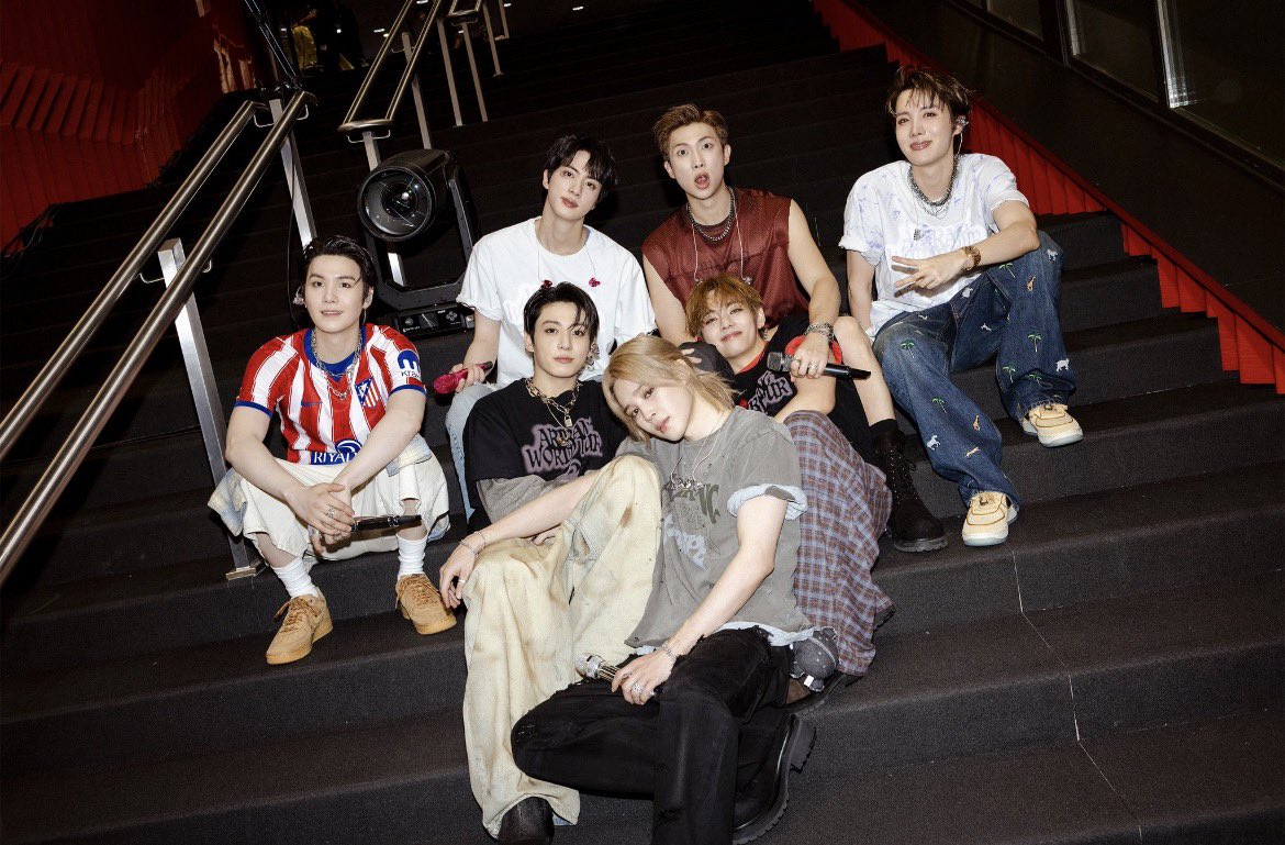ilvthvkoo's tweet photo. no habrá mejor foto grupal de bts después de un concierto que esta https://t.co/PdtiLhRYXJ