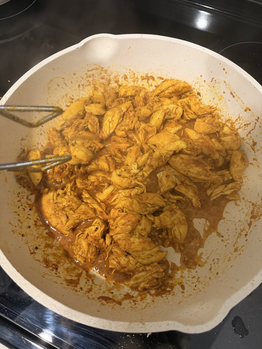 RelaxJas12's tweet photo. End results: turmeric chicken but on a Cesar salad 😋 https://t.co/ZSQaHMkiy0
