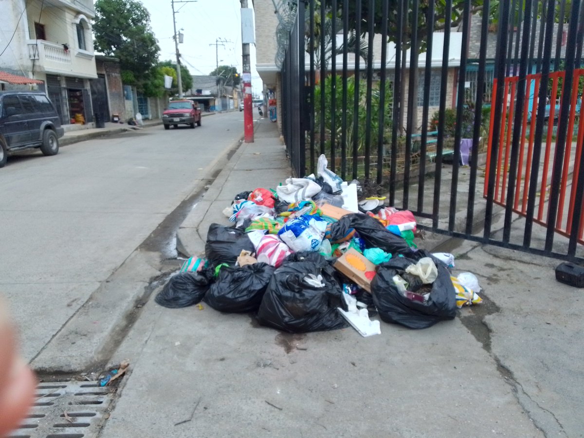 eduardopontoni's tweet photo. Srs del @GobiernodeDuran @CHONILLOec @DuranLimpioec @DuranLimpio la calle de ingreso de la Cevichería El Rey 4ta Etapa El Recreo no vienen desde ayer, vengan a recoger la basura. https://t.co/CFxbWhwnhc