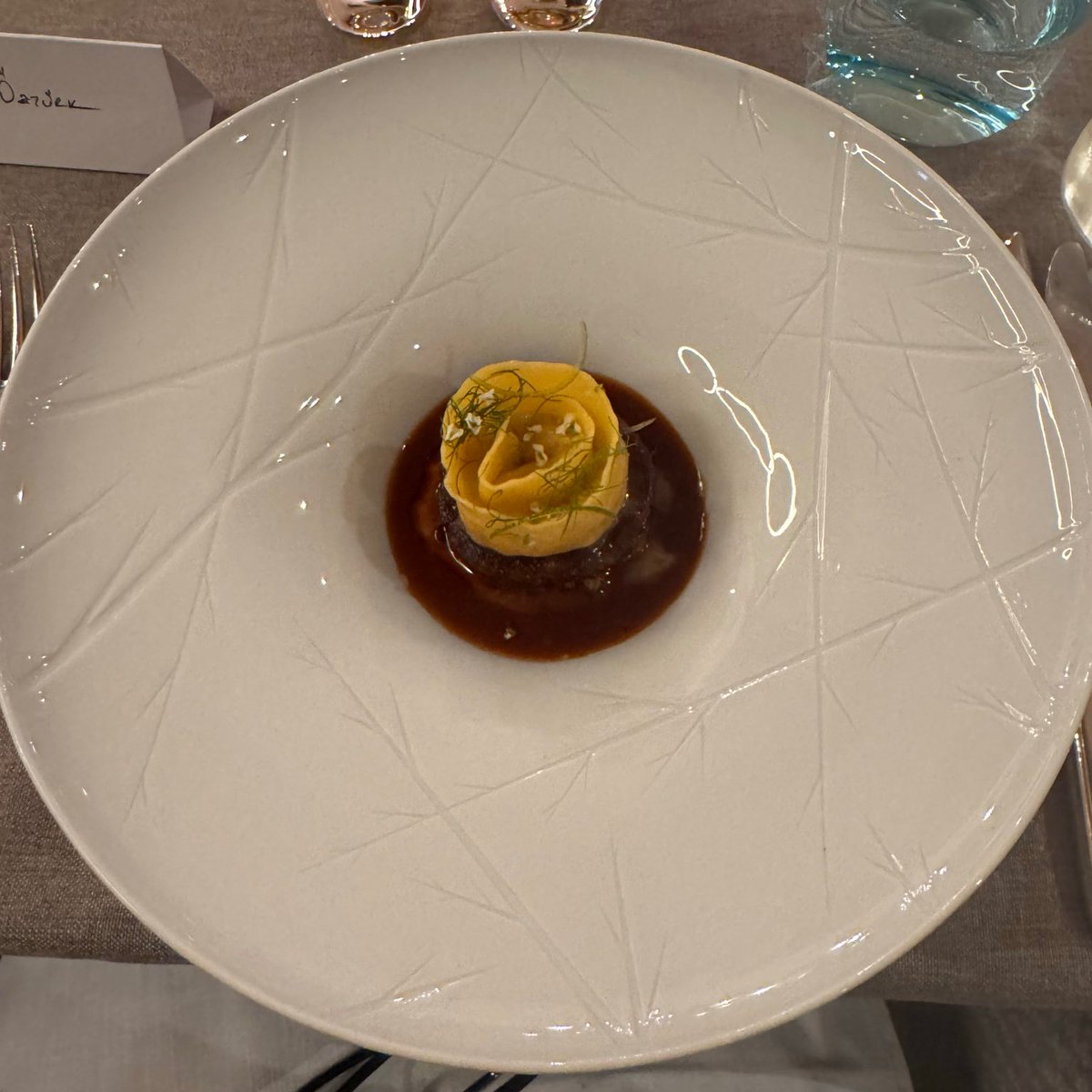 etginlik's tweet photo. Fine dining menüsünde servis edilen mantı: https://t.co/FISpvCfJxP