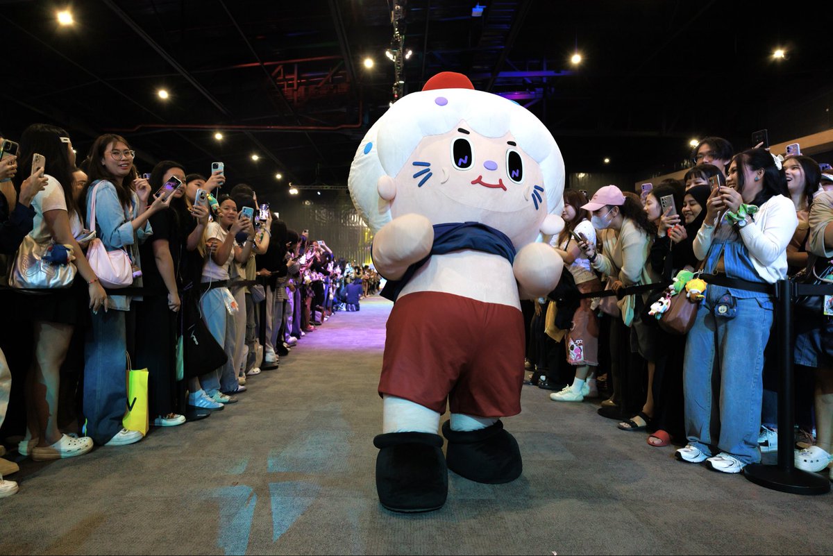 NILKNHAKE_'s tweet photo. เนคมาเดินแจกความเท่ให้เจ่เจ้คับบบบ 🍒

#GMMTVFANIVAL2026HappyFamily
#NILKNHAKE https://t.co/O3RRZtv6O5