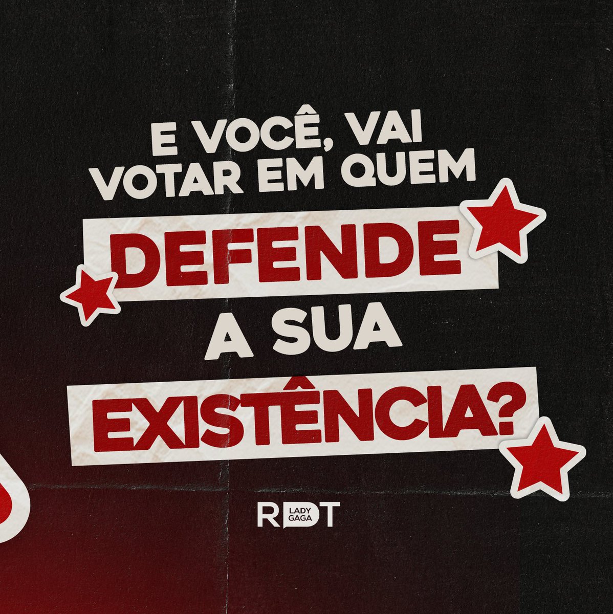 RDTLadyGaga's tweet photo. Quem acompanha a Gaga, sabe que os direitos da comunidade LGBTQIA+ sempre estiveram presentes na trajetória dela. 🏳️‍🌈

Gaga já usou sua voz publicamente para defender igualdade e proteção às pessoas LGBTQIA+, inclusive cobrando de políticos mudanças em leis e políticas contra a discriminação.

Com a eleição chegando, é importante entender o que as principais candidaturas à Presidência apresentam sobre esse assunto em seu plano de governo oficial, que estão registrados no TSE e disponíveis ao público.

👉 Dos cinco nomes mais bem colocados nas pesquisas, sabe quem é o ÚNICO candidato que traz referência à comunidade LGBQIA+? O Lula.

As propostas são relacionadas a violência, discriminação, trabalho e formulação de políticas públicas. 

Nos planos dos demais candidatos, não encontramos NENHUMA menção específica à comunidade.

E vale lembrar: não é só a Presidência. Câmara e Senado também participam diretamente das decisões que podem afetar direitos e políticas públicas.

Antes de votar, conheça quem defende os nossos direitos.