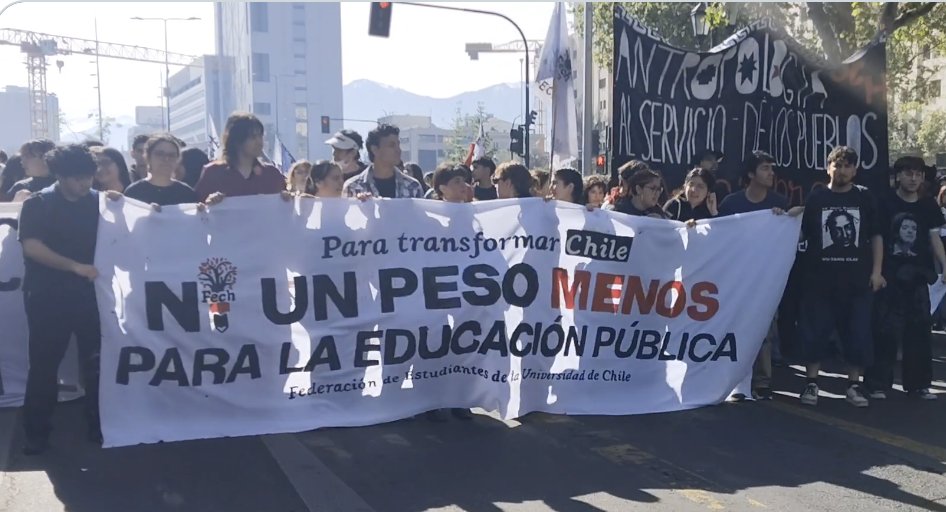 Gorderizador's tweet photo. El lienzo de la confech no cuadra con el presupuesto 2027 que presentó el Presidente Kast en Cadena Nacional

En educación se presentó el 2do presupuesto más grande del estado

Mienten igual que Daniel Nuñez y Camila Vallejo https://t.co/jZ9eeKPRy1