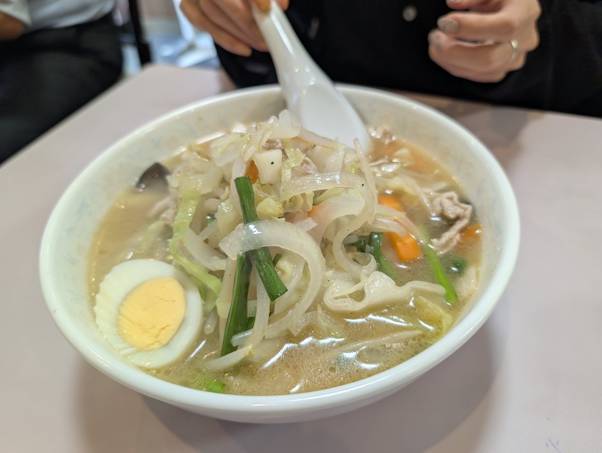 wise_iyasaka's tweet photo. 秀永 高田馬場
久しぶりのにお店で頂きました

メニューが限定されているので、店舗でしか食べれない麺に決定✨
私はラーメン
同僚はタンメン
美味しかった〜

あれ？
ラーメンの麺がめ少なく感じたのは気のせい？
私の腹の脂肪のせい？

足りない気持ちは
ファミマでドバイチョコ風を頂きました✨ https://t.co/Z7mptVVfeo