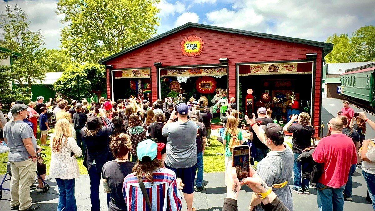 volomuseum's tweet photo. Attention fans of Rock-afire Explosion! This Friday, Saturday, and Sunday are the LAST weekend our show will run due to construction! Share with any fans who haven't seen it yet or want to see it one more time before the spring! #rockafireexplosion #lastweekend #volomuseum https://t.co/JnXjVt8KDf