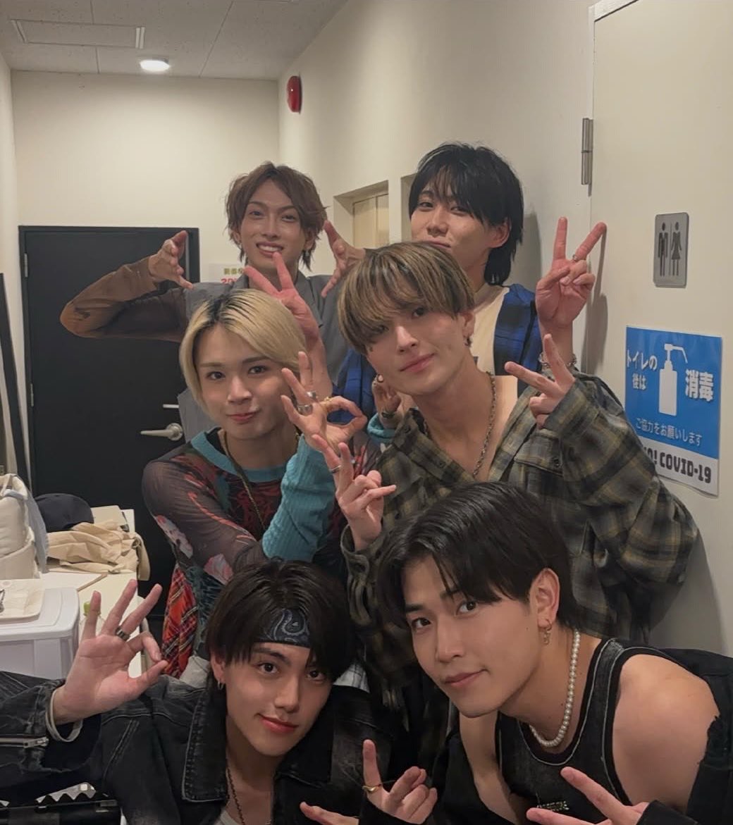 SEIYA_RB1's tweet photo. 『スカイブルー』にお越しいただいた皆さんありがとうございました！🔥
そしてコラボステージではFind=iさんの「GIANT KILLING」を披露させていただきました！
コラボステージどうだったかな？
一緒にステージに立てて最高でした🤝
また機会があればよろしくお願いいたします🙏
 #REBUILDONE   #RB1 https://t.co/L6MvgdkxCu
