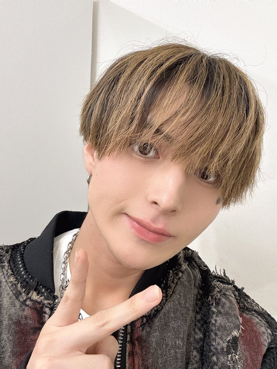 SEIYA_RB1's tweet photo. 『スカイブルー』にお越しいただいた皆さんありがとうございました！🔥
そしてコラボステージではFind=iさんの「GIANT KILLING」を披露させていただきました！
コラボステージどうだったかな？
一緒にステージに立てて最高でした🤝
また機会があればよろしくお願いいたします🙏
 #REBUILDONE   #RB1 https://t.co/L6MvgdkxCu