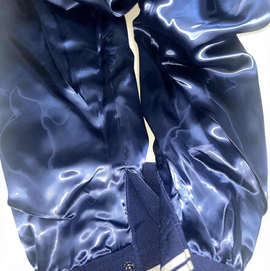 gomuleather's tweet photo. 冬セーラー服を毎日素肌に直接着ていたら、裏地ツルツル密着して蒸れるので、汗ジミできてしまいました💦
今朝セーラー服頭から被るとき、冬セーラー服から酸っぱい匂いがしました💦 https://t.co/b9ojmv4Oad