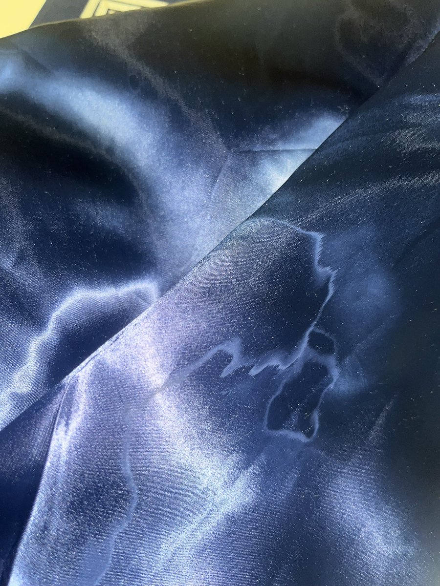gomuleather's tweet photo. 冬セーラー服を毎日素肌に直接着ていたら、裏地ツルツル密着して蒸れるので、汗ジミできてしまいました💦
今朝セーラー服頭から被るとき、冬セーラー服から酸っぱい匂いがしました💦 https://t.co/b9ojmv4Oad