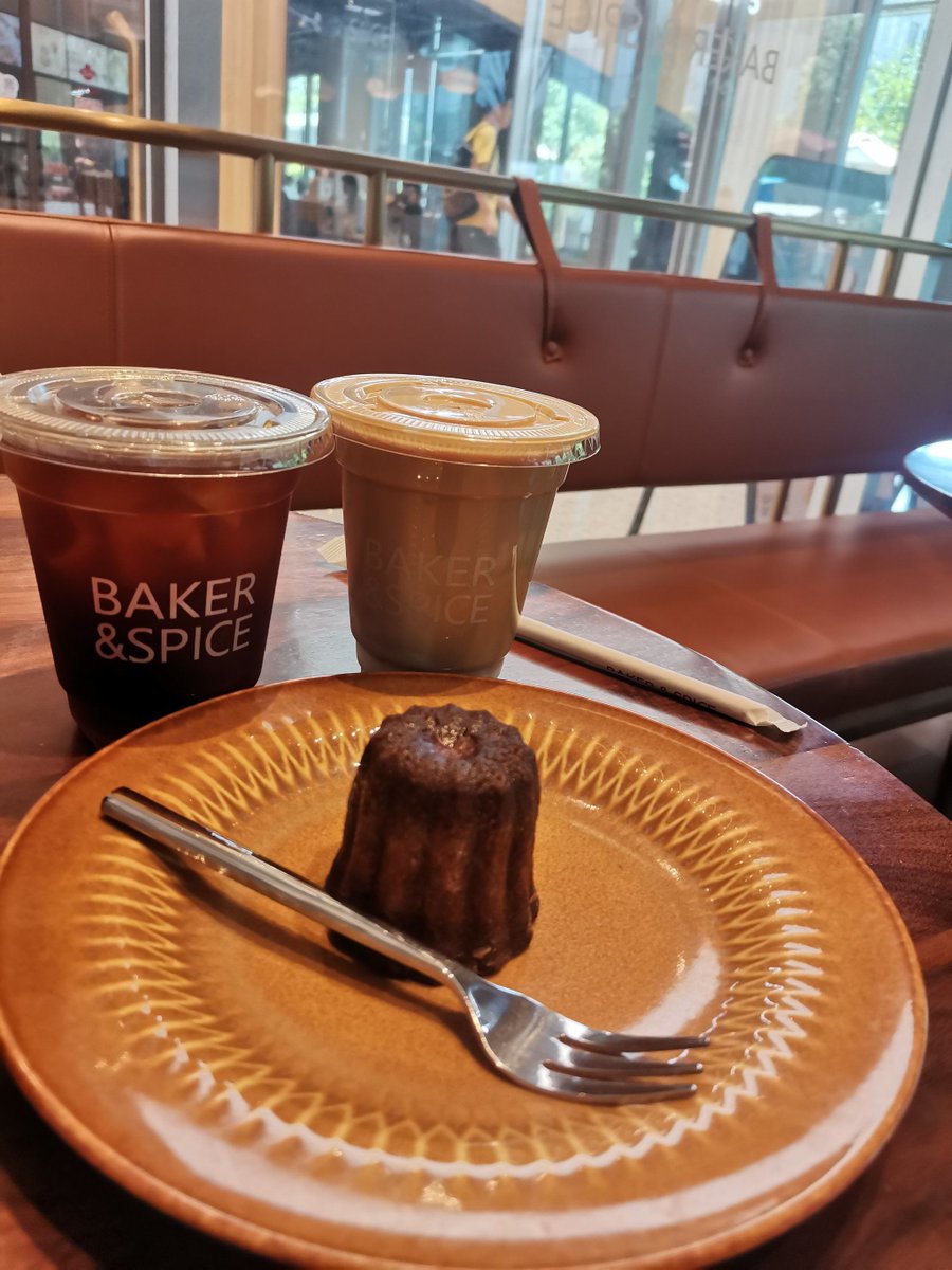 Asomijced's tweet photo. Esta cafetería en el centro de Madrid tiene un croissant de chocolate crujiente con relleno cremoso que te hará suspirar! Precios accesibles y café con aroma exquisito, una parada obligatoria hoy mismo! https://t.co/ywnzeYOM7C