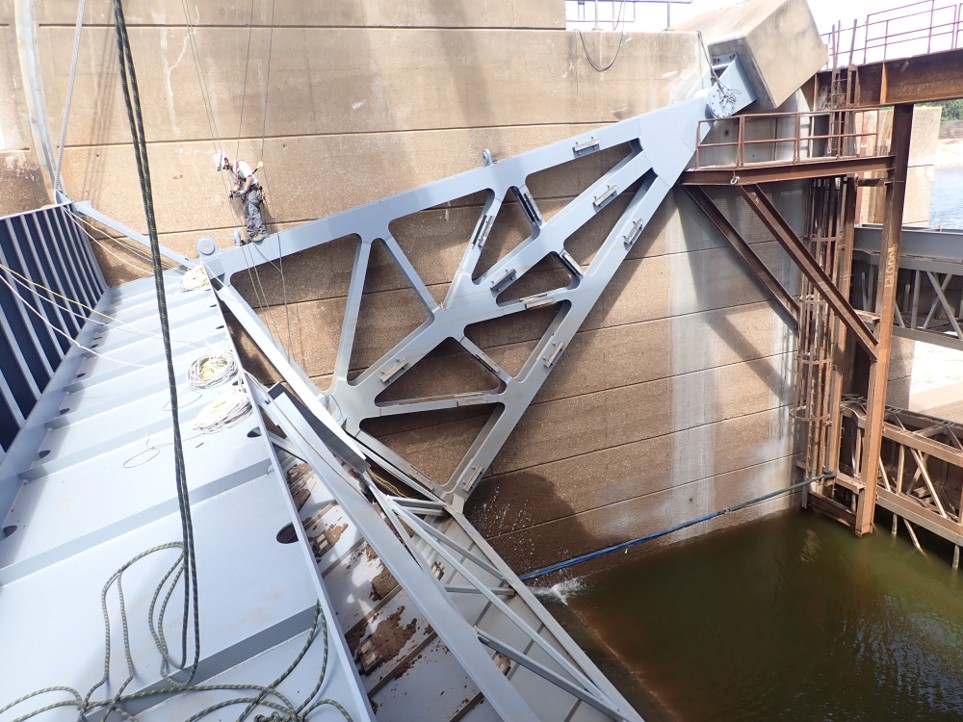 VicksburgUSACE's tweet photo. Crews used a massive crane to remove Tainter Gate #3 at Boggs Lock &amp; Dam on the Red River. Meanwhile, inspectors completed the initial HSS inspection of Gate #4, replaced earlier this summer. Together, this work supports safer, more resilient navigation. #USACE #VicksburgDistrict https://t.co/kcjCheE3R0