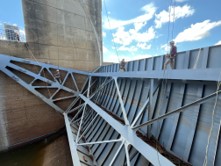 VicksburgUSACE's tweet photo. Crews used a massive crane to remove Tainter Gate #3 at Boggs Lock &amp; Dam on the Red River. Meanwhile, inspectors completed the initial HSS inspection of Gate #4, replaced earlier this summer. Together, this work supports safer, more resilient navigation. #USACE #VicksburgDistrict https://t.co/kcjCheE3R0