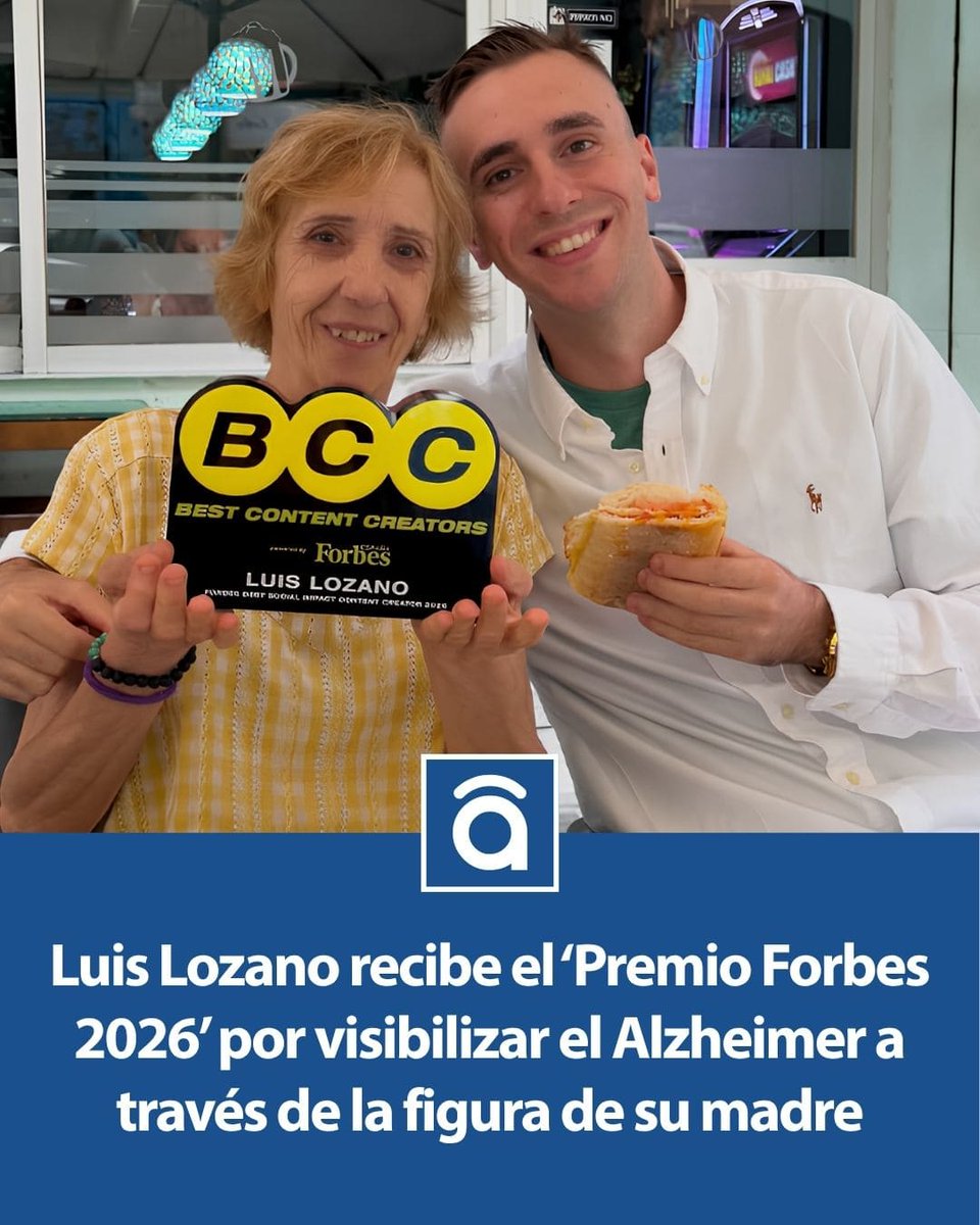 tododisca's tweet photo. Luis Lozano recibe el Premio Forbes 2026 como creador de contenido por visibilizar el Alzheimer a través de la figura de su madre.
Luis Lozano recibió el martes 29 de septiembre el Premio 'Forbes Best Social Impact Creator 2026 by BYD' por visibilizar el Alzheimer a través de la figura de su madre sin filtros ni pretensiones. Este joven valenciano ha sabido convertir una historia personal en un servicio para los demás.
Desde hace más de un año, desde el diagnóstico de Alzheimer de su madre Isabel, Luis ha decidido compartir su día a día. De este modo, Luiz ha logrado acercar a millones de personas una realidad que viven muchas familias en silencio.
Tras subir al escenario en la Embajada de Italia en Madrid, Luis Lozano ha mostrado su agradecimiento por recibir este Premio Forbes. Así, este joven creador de contenidos ha afirmado que "mientras el Alzheimer intenta borrar la historia de mi madre nosotros seguimos haciendo todo lo posible por mantenerla viva y esa historia ya ha dejado huella en millones de personas".
Luis Lozano asegura que visibilizar la historia de su madre y la de su familia "nunca nació con la intención de ser reconocido". Al respecto, indica que "todo esto nació simplemente de la necesidad de contar nuestra historia, de visibilizar una realidad que muchas familias viven en silencio y de intentar acompañar a quienes podían sentirse solos".
Una vez en casa, Luis ha podido compartir el premio con su madre, a la que muestra un amor incondicional diariamente. Además, también ha llevado este galardón hasta el Hospital, donde se encuentra ingresado su padre. En relación a la salud de su padre, aclara que "ya está muchísimo mejor. Poco a poco vuelve a recuperar fuerzas y esperamos tenerlo muy pronto de vuelta en casa con nosotros".
