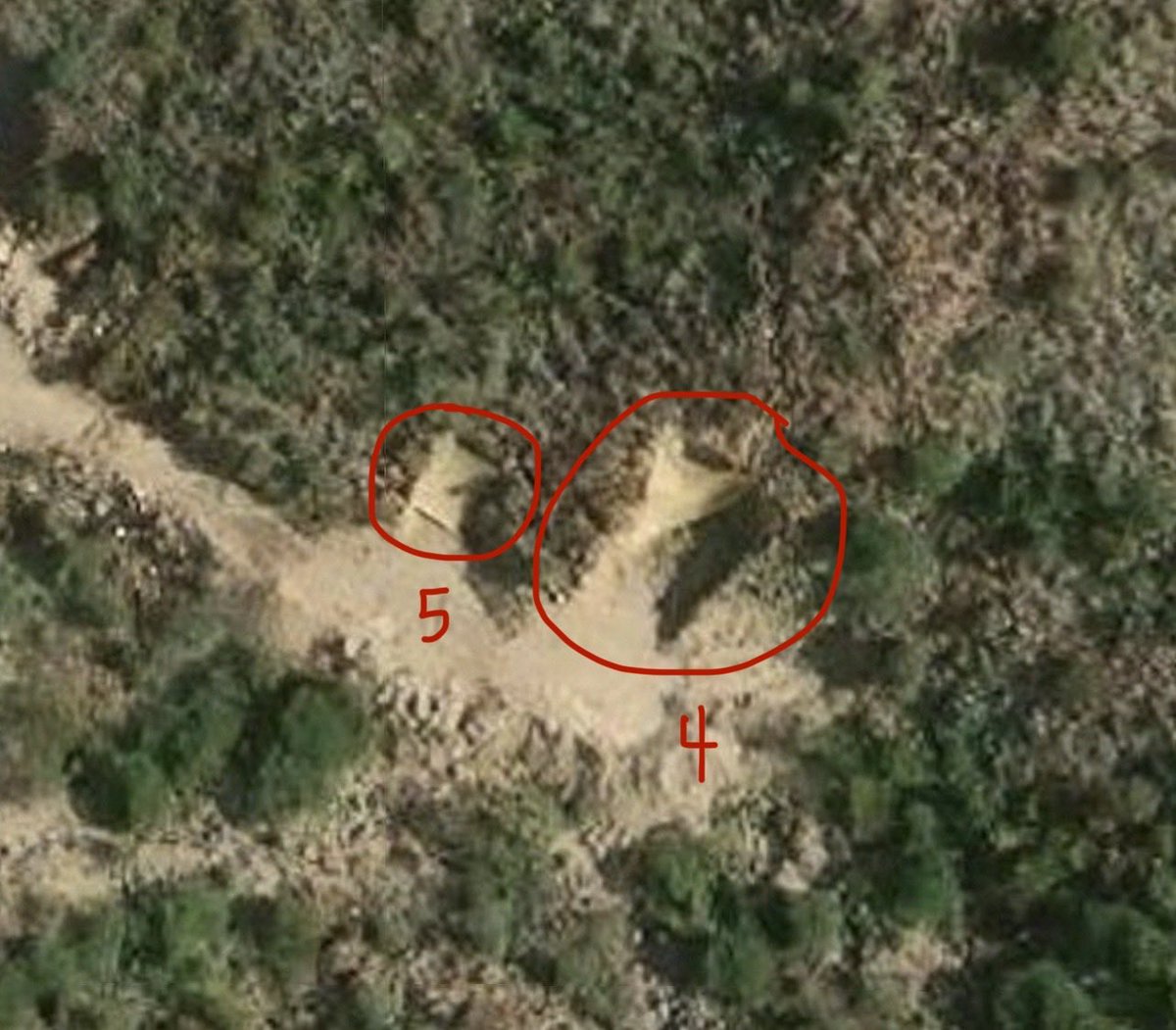 GrenFlcon's tweet photo. الموقع 1:

16.93307° N, 43.64593° E

تواجد عدد 6 أنفاق في الجبال المقابلة لصعدة، مع احتمالية تخزين أسلحة وصواريخ وتسوية الارض امام هذه الانفاق لسهولة اخراج منصات الاطلاق وعودتها بسرعة دون كشفها. يُلاحظ من نفق رقم 4 و 5 انه تم تغطيتهم لاخفاء معالمهم من الاعلى. https://t.co/l8UrlHDrHm