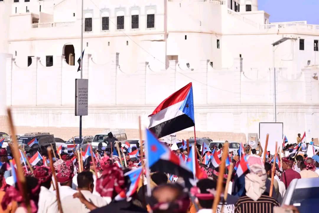 dz824w's tweet photo. #عاجل
حافة السحيل بـ #سيئون تختتم فعاليات الذكرى الخامسة عشرة بعد المائة لحولية الإمام الحبشي، وأعلام دولة الجنوب وصور الرئيس القائد عيدروس بن قاسم الزُبيدي  تزين الفعالية.. https://t.co/caH5LH6L8Q