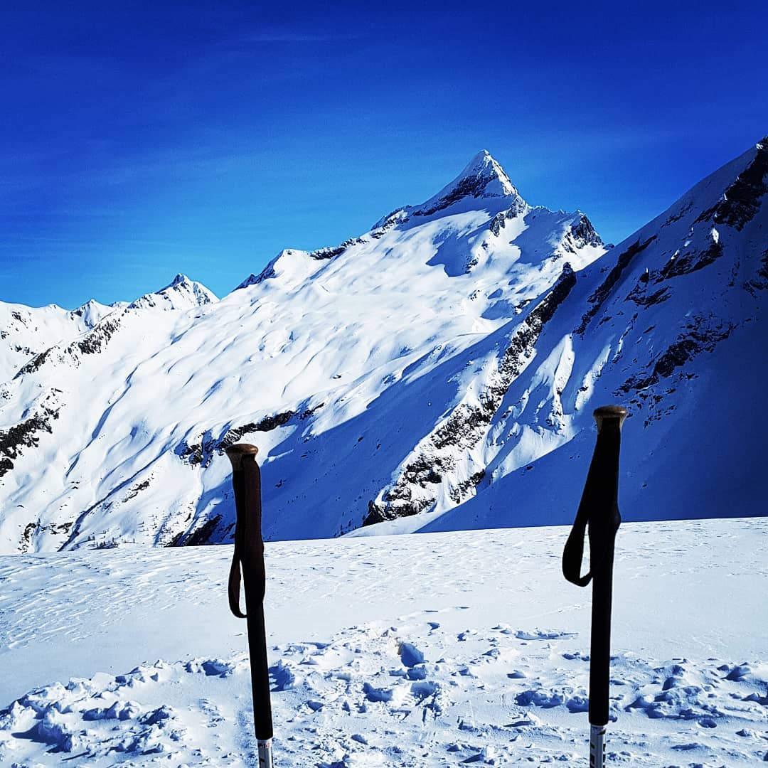 Maybelline_orea's tweet photo. Traumtag #iloveswitzerland #swissmountains #winterwonderland #wandern im Schnee #valaiswallis #simplon https://t.co/CtUeMZw6zv