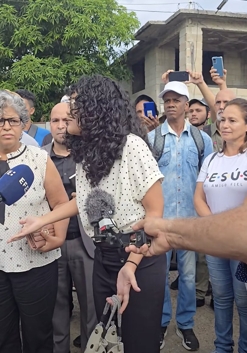 CubanetNoticias's tweet photo. 🚨 Anna Bensi antes de entrar al juicio “No somos criminales, estamos expresando lo que pensamos”

“Ninguno de nosotros somos unos criminales. Solamente estamos expresando, a través de una pantalla que no es un arma, es un teléfono, lo que pensamos”, declaró.

La joven afirmó abiertamente que no está de acuerdo con el sistema político cubano ni con la manera en que se manejan los asuntos internos del país. “Eso no es delito”, sostuvo.
Preguntada por dónde veía la solución, respondió sin rodeos: “Que Cuba sea libre. En el cambio”.