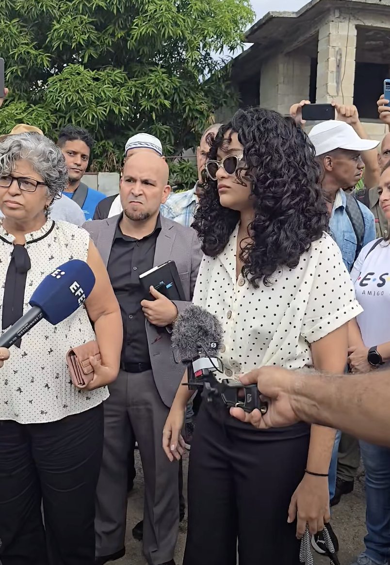 CubanetNoticias's tweet photo. 🚨 Anna Bensi antes de entrar al juicio “No somos criminales, estamos expresando lo que pensamos”

“Ninguno de nosotros somos unos criminales. Solamente estamos expresando, a través de una pantalla que no es un arma, es un teléfono, lo que pensamos”, declaró.

La joven afirmó abiertamente que no está de acuerdo con el sistema político cubano ni con la manera en que se manejan los asuntos internos del país. “Eso no es delito”, sostuvo.
Preguntada por dónde veía la solución, respondió sin rodeos: “Que Cuba sea libre. En el cambio”.