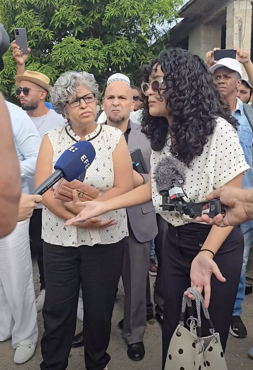 CubanetNoticias's tweet photo. 🚨 Anna Bensi antes de entrar al juicio “No somos criminales, estamos expresando lo que pensamos”

“Ninguno de nosotros somos unos criminales. Solamente estamos expresando, a través de una pantalla que no es un arma, es un teléfono, lo que pensamos”, declaró.

La joven afirmó abiertamente que no está de acuerdo con el sistema político cubano ni con la manera en que se manejan los asuntos internos del país. “Eso no es delito”, sostuvo.
Preguntada por dónde veía la solución, respondió sin rodeos: “Que Cuba sea libre. En el cambio”.