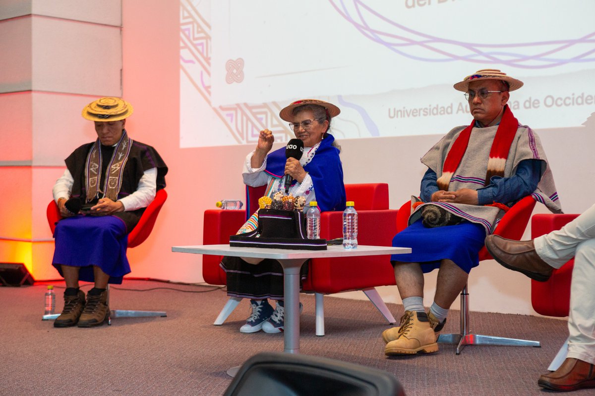 lauao's tweet photo. El encuentro contó con la presencia de Mamá Bárbara Muelas Hurtado, Gregorio Yalanda y más miembros de la Comunidad Misak, acompañados por Jesús Alfonso Flórez, antropólogo, profesor e investigador de la UAO, que en conjunto orientaron la charla en torno al lenguaje, la memoria y el patrimonio cultural indígena. ❤