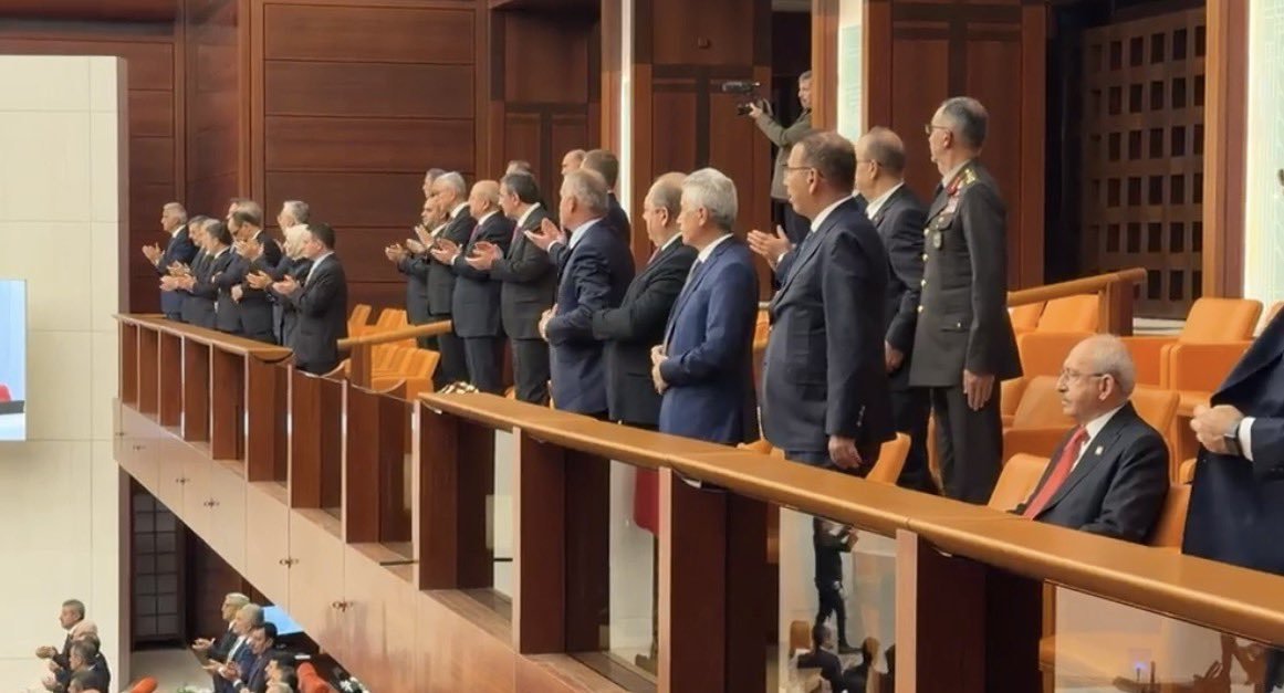 zekibahce's tweet photo. Bak sen yine ayağa kalkmamış...

Cumhurbaşkanı Erdoğan, TBMM Genel Kurul Salonu'na geldiğinde Kemal Kılıçdaroğlu ayağa kalkmadı. https://t.co/tNINv5eli0