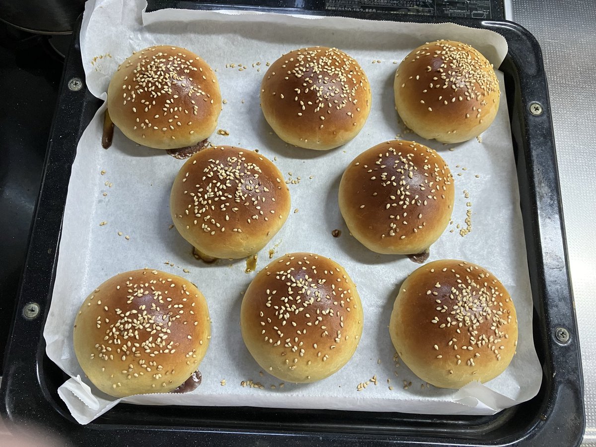 0214Milk's tweet photo. 求肥入りこし餡パン🥖
カロリー爆弾💣
焼きたては甘くてカロリーの味がする。
元のレシピはなんと油で揚げる！
糖尿病疑いの方を病院送りにする悪魔の味覚 https://t.co/l7WHg8YaEn