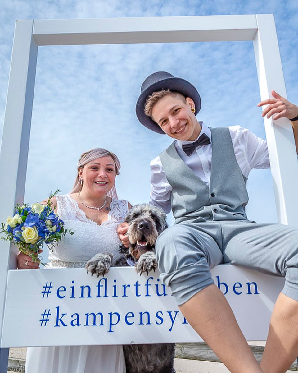 LARAGOMC's tweet photo. PERFECT MATCH
*
*
*
#pride🌈 #pride #hochzeit #hochzeitsfotografie #hochzeitstag❤️ #🐾 #heiraten #amstrand #mithund #gleichundgleichgeselltsichgern #liebe #liebeliebeliebe #zusammen #sheandshe #kampen #einflirtfürsleben #kampensylt #sylt #syltliebe https://t.co/UGbJmjLUpG