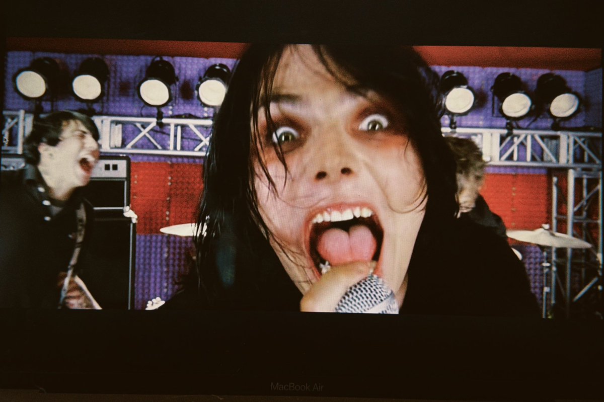mariilustra's tweet photo. ACONTECEU! Minha filha finalmente chegou na fase em que se apaixona pelo Gerard Way (estávamos vendo os clipes) https://t.co/PzqbpU0R4l