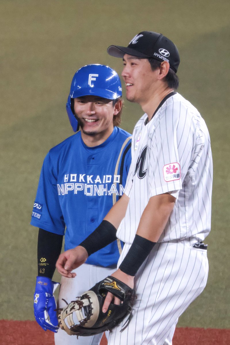 2OOOblueee's tweet photo. ［261001］ZOZOマリンスタジアム
ﾆｺﾆｺお話ししてた^›⩊‹^
#lovefighters #水野達稀 #安田尚憲 https://t.co/ZykacImpxI