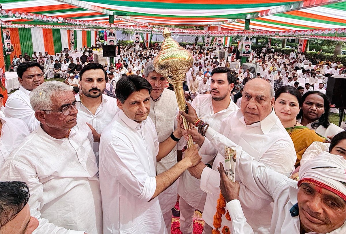 DeependerSHooda's tweet photo. आज📍तिगांव, फरीदाबाद में...

तिगांव ब्लॉक कांग्रेस कार्यकर्ता सम्मेलन के सफल आयोजन के लिए तिगांव विधानसभा से कांग्रेस प्रत्याशी रहे भाई @RohitNagarINC को बधाई और नव-नियुक्त ब्लॉक अध्यक्ष हातम अधाना जी को शुभकामनाएं।

साथ विधायक @RaghubiraMLA जी, पूर्व विधायक @NeerajSharmaINC जी, बल्लभगढ़ से कांग्रेस प्रत्याशी रहीं @ParagSharmaINC जी समेत युवा कांग्रेस, NSUI, महिला कांग्रेस, सेवादल के पदाधिकारी, स्थानीय वरिष्ठ नेता, कार्यकर्ता मौजूद रहे।

@SanjaySDutt @BhupinderShooda @raonarenderinc @INCHaryana