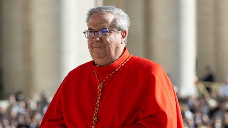 perfilcordoba's tweet photo. CARDENAL ROSSI SOBRE LA SITUACIÓN DEL PAÍS: “PRESENTAR COMO QUE ESTO ES UNA MARAVILLA ES CASI BURLESCO”

El arzobispo de Córdoba, cardenal Ángel Rossi, analizó la situación socioeconómica del país y advirtió sobre un creciente “desencanto”.

Testimonio:

— “A veces hay un relato que vos decís desde dónde me habla. Uno pensaba que a Marte todavía no había llegado el ser humano pero se ve que sí. Porque es un relato que no coincide con la realidad”.

— “Sería tan lindo que nos digan ‘andamos mal, pongamos fuerza entre todos, rememos entre todos para salir’. No este relato que no coincide con la realidad”.

— “Por supuesto el tema de la pobreza no lo han estrenado ni inaugurado este gobierno. Venimos cascoteados de antes”.

— “Presentar como que esto es una maravilla es casi burlesco”.

— “Nuestra gente sencilla tiene un rescoldo, un resto de esperanza y de tirar para adelante que es admirable. Pero se va dando un cansancio. Te vas cansando en la esperanza”.

— “La misma ilusión de lo distinto que se ofrecía, que a muchos los ilusionó, resulta que parecería que no somos tan distintos”.

— “Hay un cierto desencanto. El apoyo es no querer volver para atrás pero algunos se van desilusionando del ahora”.

+ información en: https://t.co/pMuVXbgHRT