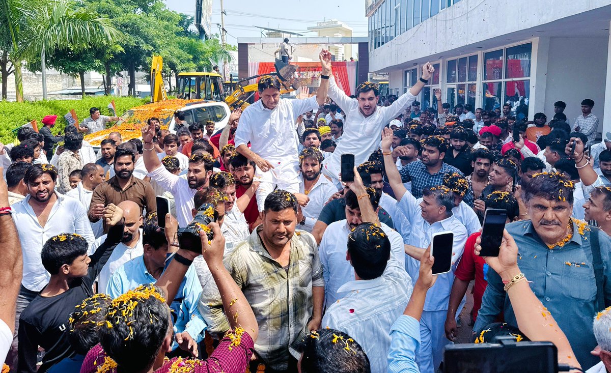 DeependerSHooda's tweet photo. आज📍तिगांव, फरीदाबाद में...

तिगांव ब्लॉक कांग्रेस कार्यकर्ता सम्मेलन के सफल आयोजन के लिए तिगांव विधानसभा से कांग्रेस प्रत्याशी रहे भाई @RohitNagarINC को बधाई और नव-नियुक्त ब्लॉक अध्यक्ष हातम अधाना जी को शुभकामनाएं।

साथ विधायक @RaghubiraMLA जी, पूर्व विधायक @NeerajSharmaINC जी, बल्लभगढ़ से कांग्रेस प्रत्याशी रहीं @ParagSharmaINC जी समेत युवा कांग्रेस, NSUI, महिला कांग्रेस, सेवादल के पदाधिकारी, स्थानीय वरिष्ठ नेता, कार्यकर्ता मौजूद रहे।

@SanjaySDutt @BhupinderShooda @raonarenderinc @INCHaryana