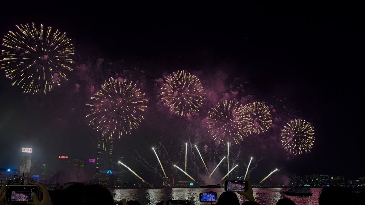yang1202_'s tweet photo. 人生第二次看香港烟花，还是上一次在酒店里看舒服，这次在室外又挤又热又累又渴又多人又闷 https://t.co/56nGMRoweM