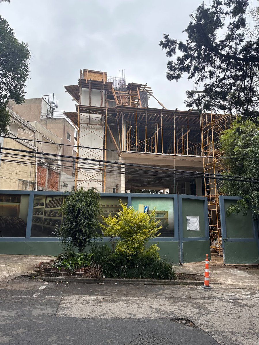 ciudadano_unido's tweet photo. 📣📣🤬🤬PANADERIA LA ESPERANZA 🤬🤬📣📣
Nadie esta en contra de tus negocios ‼️‼️PERO SI EN CONTRA DEL ATROPELLO DE 📌📌🤬🤬CONSTRUCCIONES ‼️‼️MASIVAS ‼️‼️que DESTRUYEN Y DESQUICIAN NUESTRAS CALLES🤬🤬🤬
📣📣en LOMAS DE CHAPULTEPEC 📌📌en MONTE LIBANO 🤬🤬NO TE QUEREMOS CON ESTE MONSTRUO DE OBRA📌📌

Tampoco te queremos en LOMAS ALTAS🤬🤬DESTRUYENDO LA VIALIDAD, que de por si  es caótica.
‼️‼️📣📣AFECTAS A TODA LA SALIDA A LA CARRETERA Y A TODO EL ENTORNO.

❌❌❌📌PARALE YA CON EL ABUSO ❌❌❌📌
@PanaderiaLaEsp2 
@AlcaldiaMHmx 
@mauriciotabe @cesar_m_garrido (manotas) 
@GustavoGarciaMH 

@comitehc @cclomaschapulte @colonia_roma @SanenCoyoacan @copaco_san @irrigationassoc  @vecinosunidosmx @soytabacalera @JosefinaMacG @haceraprender @PanchIta701 @Americagil71 @VillaDeCortesBJ @eugeniaseni @jaruedagaona @LomasReforma @CdmxNavidad @ElRosedalCoy @CteCiudAmpAlpes @colonia_roma @ColHipodromo1 @CNocheBuenaBJ @LaColoniaJuarez @LaRomaDF @VecinosLomas @VecinosSurRoma @Veronic_Anzures @Tlacopac_Campes @Cocove_MX @vecinosunidosmx @vecinoseguro @Vecinos_Bezares @VecinosvAnzures @comitebarrilaco @ParquesPolanco8 @parqueRS @PoligonoMH @PolancoUnidoAC @lavozdepolanco @p1chagoya @NoReforma935 @Antonio_Carbia  @ManuelTorr66419