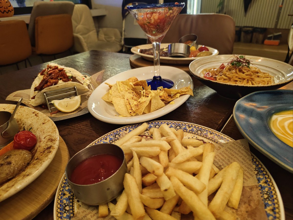Ruthawty's tweet photo. Qué delicia en este pequeo bar de tapas! El pan con tomate recién hecho y las patatas bravas con su salsa picante perfecta hicieron mi tarde. （在这家小Tapas吧太满足啦！刚做好的番茄面包和调味绝赞的辣味土豆，让我一下午超开心～） https://t.co/awzB31EMkb