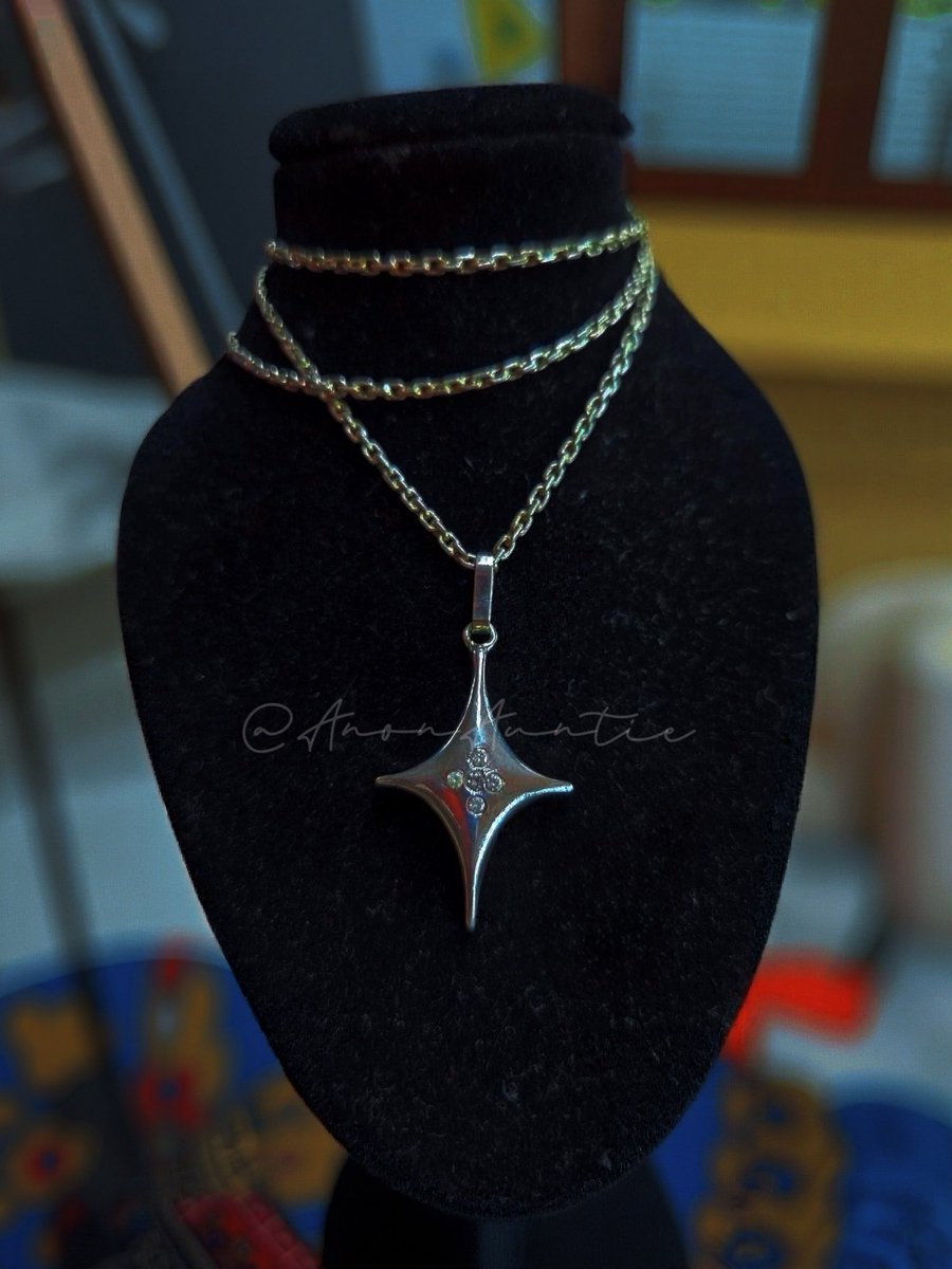 AnonAuntie's tweet photo. JL’s ✨

My last piece for the year. Just finished it yesterday, right before I fly again. ✈️

This one is completely handmade, from the pendant itself down to the necklace chain. A little bit of diamonds, lots of patience, and a whole lot of love put into making it uniquely JL’s. 🤍

And with that, I’m officially calling it a year for jewelry-making. 🥹