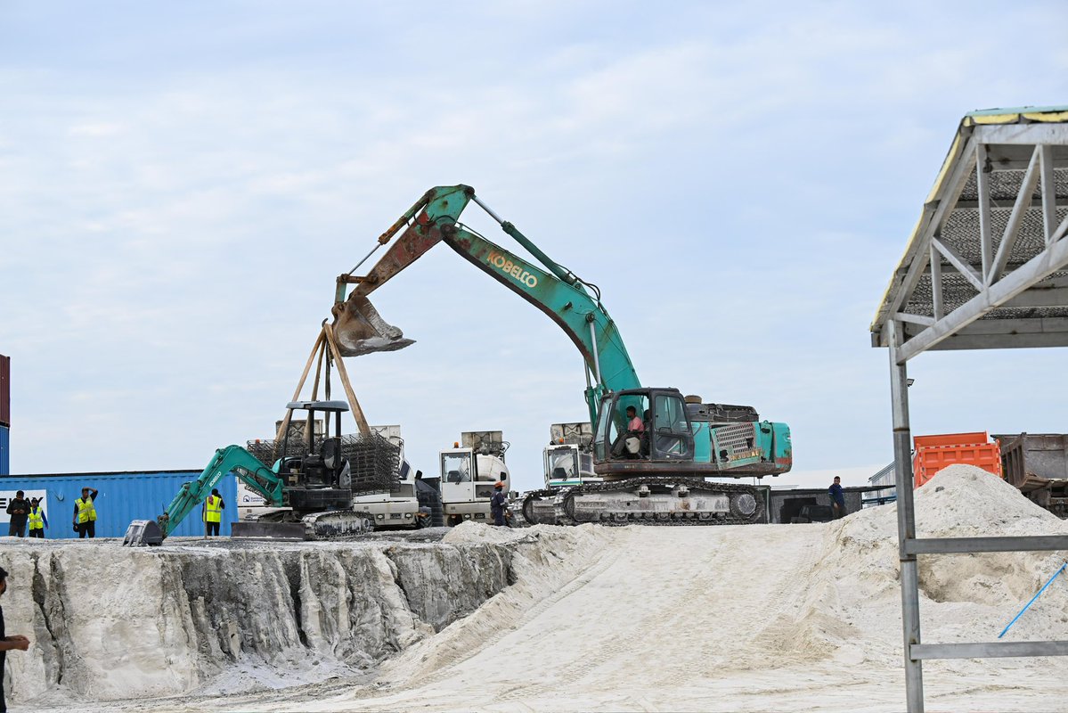 peoplesidemv's tweet photo. President Dr Mohamed Muizzu has inspected the progress of the Thilafushi Port Development Project, an initiative by Maldives Ports Limited (MPL) aimed at reducing congestion in Malé by relocating commercial port operations from Malé Commercial Harbour to Thilafushi.

@MMuizzu https://t.co/cuadHpEyG9