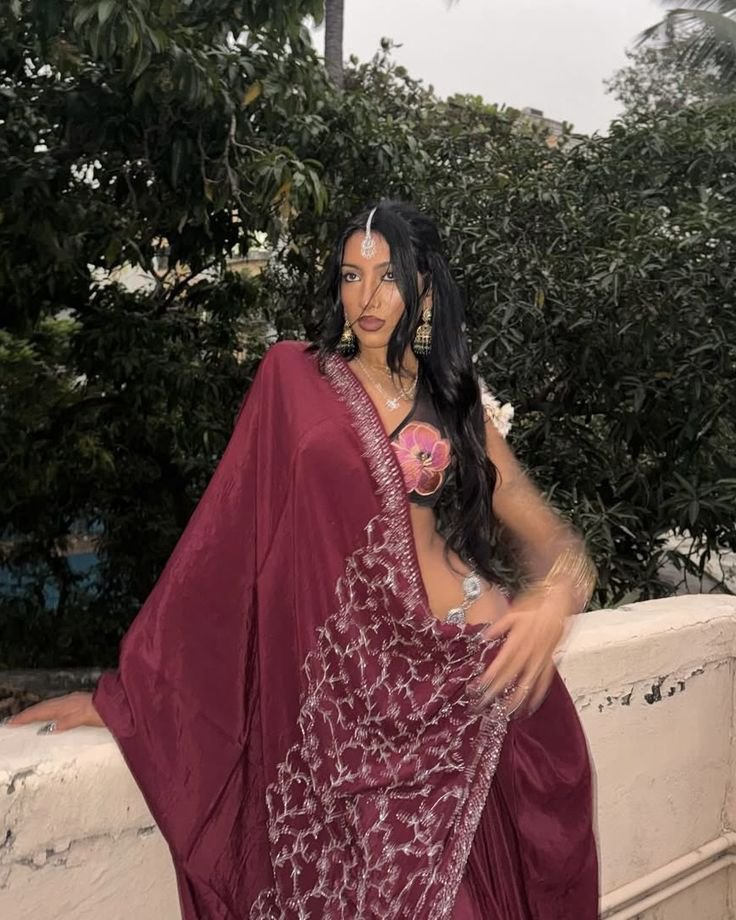 SakuRaj_'s tweet photo. Imagine being so narcissist as to say that THIS girl is constantly “dipping” in your black culture when Lara wears bindis 24/7, saris, and who in turn, has spoken about her experiences as an INDIAN woman

You are not the center of the world https://t.co/dvjpksIPr4