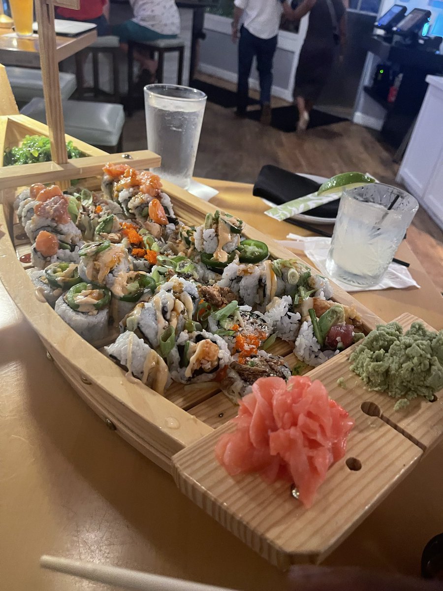 whiteboynygrads's tweet photo. Sushi was mid but the vibe was BIG!!! https://t.co/jFEAuxHkVJ