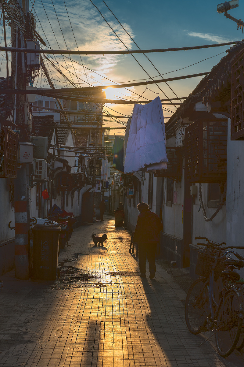 Alpinhcy's tweet photo. Atardecer cálido, calles llenas de vida! Un rincón pequeo de la ciudad que siempre me sorprende. https://t.co/HG8YBo4AkE