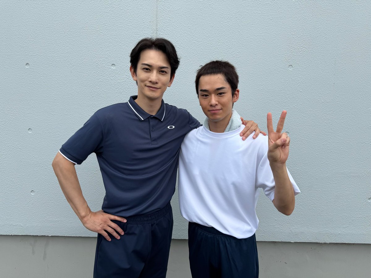 _haruto_yoshida's tweet photo. ついに吉田のメイン回となる第10話「寄りそうマチダ教官」篇の放送がスタートしました！👏

今回は、体重管理に苦戦するハルトに、カナタやマチダ教官が寄りそう訓練生と教官の成長が感じられる素敵なストーリーです🏃‍♂️

ハルトとしては、ひとりで頑張るのではなく、仲間や教官に支えてもらいながら前に進んでいく姿を見せられたらなと思い、撮影に臨みました。

実際に走りながらの撮影だったので、思っていた以上に体力勝負でした😂
でも、走って汗を流しながらだからこそ出る、3人の自然な空気感も感じてもらえたら嬉しいです！

ハルトの頑張り、そしてマチダ教官の生徒たちへの想いにも注目して、ぜひご覧ください！🔥