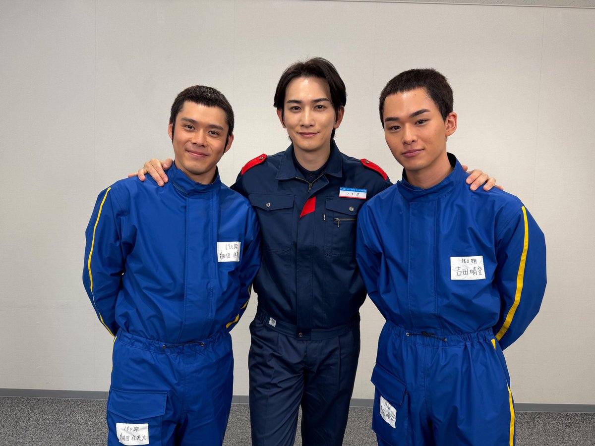 _haruto_yoshida's tweet photo. ついに吉田のメイン回となる第10話「寄りそうマチダ教官」篇の放送がスタートしました！👏

今回は、体重管理に苦戦するハルトに、カナタやマチダ教官が寄りそう訓練生と教官の成長が感じられる素敵なストーリーです🏃‍♂️

ハルトとしては、ひとりで頑張るのではなく、仲間や教官に支えてもらいながら前に進んでいく姿を見せられたらなと思い、撮影に臨みました。

実際に走りながらの撮影だったので、思っていた以上に体力勝負でした😂
でも、走って汗を流しながらだからこそ出る、3人の自然な空気感も感じてもらえたら嬉しいです！

ハルトの頑張り、そしてマチダ教官の生徒たちへの想いにも注目して、ぜひご覧ください！🔥