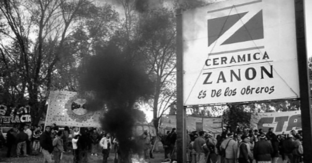 izquierdadiario's tweet photo. Aniversario. Zanon: 25 años de gestión obrera y ejemplo contra la barbarie capitalista.  Este 1° de octubre se cumplen 25 años de la ocupación de Cerámica Zanon, en Neuquén. Un día como hoy comenzó el proceso que terminaría en un emblema de la gestión obrera que recorrió el mundo. Te recomendamos un libro y la serie documental para conocer esa historia desde adentro. Y como decimos siempre, cada vez con más convicción: en un mundo que se hunde producto del capitalismo, sus guerras y miserias, la historia de Zanon o MadyGraf muestran que la única salida progresiva a este sistema es que tomemos el control.
 https://t.co/43aScpZJ5E