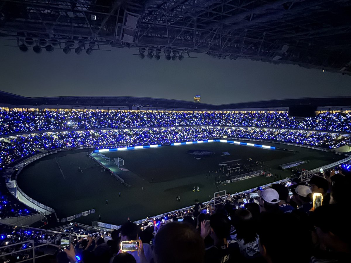 gottu1022's tweet photo. サッカー代表の試合、現地で初めて観戦,
君が代を観客みんなで斉唱して、コレが国際試合なんだなぁって、何か鳥肌立った。
現地観戦っていつぶりか？
Jリーグ2年目のチャンピオンシップ、川崎対広島以来か？盧廷潤元気かな？
ラモスのループシュート懐かしい。
いや、北沢豪引退試合か？
#SAMURAIBLUE https://t.co/OJfc45k7E4