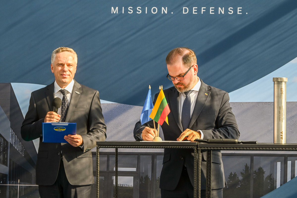 Lithuanian_MoD's tweet photo. Construction has begun in Kaunas FEZ on a Leopard 2A8 assembly and repair facility. The project will bring key heavy military equipment maintenance capabilities to Lithuania, strengthen supply chain resilience and deepen 🇱🇹🇩🇪 defence industrial cooperation. https://t.co/EbH1syaYjj