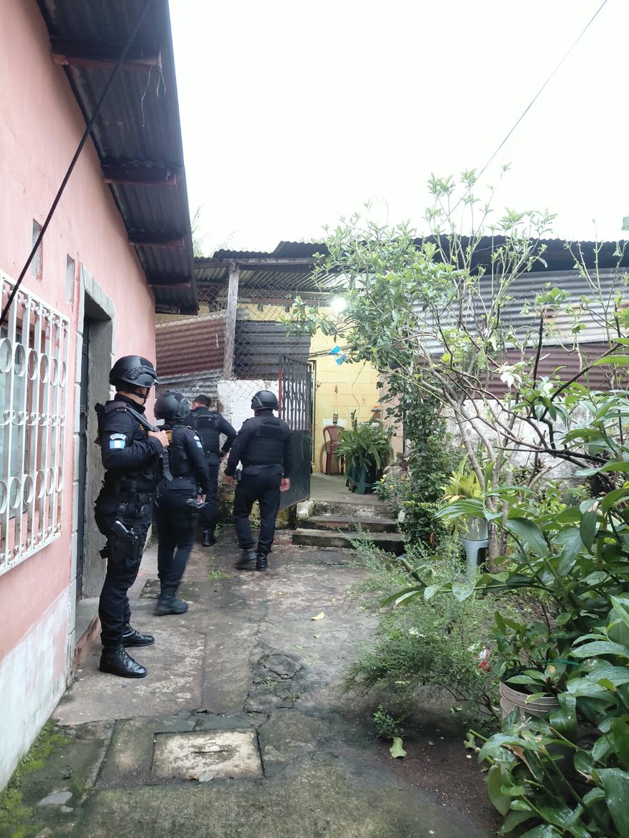 PNCdeGuatemala's tweet photo. Información preliminar
En los allanamientos que estan en desarrollo, investigadores de la Subdirección General de Investigación Criminal, a través de la #DIPANDA y #DEIC, reportan preliminarmente 19 objetivos neutralizados y la incautación de un arma de fuego. https://t.co/p5mbhFFn4E